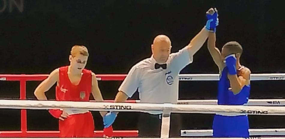 Junior Alcántara Reyes es declarado ganador tras su pelea contra el ucraniano Vladyslav Kondratiuk.