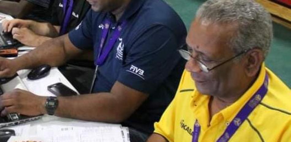 Roosevelt Comarazamy mientras laboraba como director de Prensa de la Norceca en la Copa Panamericana Femenina realizada en el Palacio del Voleibol Ricardo Gioriber Arias  el pasado año.