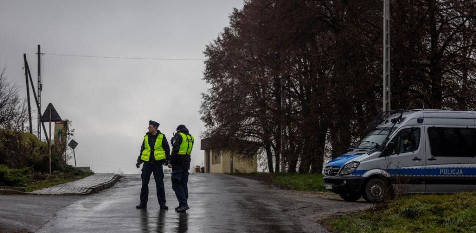 La policía bloquea una carretera el 16 de noviembre de 2022 cerca del sitio donde un ataque con misiles mató a dos hombres en la aldea de Przewodow, en el este de Polonia, cerca de la frontera con Ucrania devastada por la guerra.
Wojtek RADWANSKI / AFP