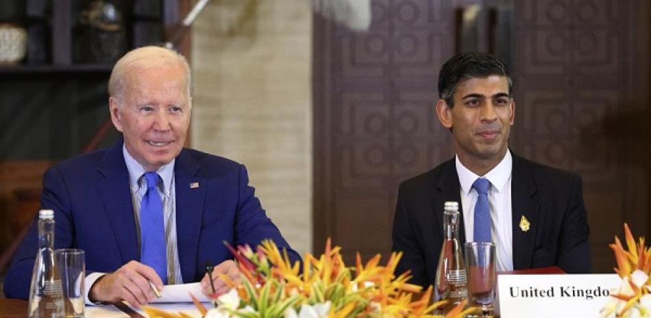 El presidente de Estados Unidos, Joe Biden, a la izquierda, y el primer ministro británico, Rishi Sunak, asisten a una reunión de emergencia de líderes del G20 después de que cayera un misil en Polonia, cerca de la frontera ucraniana, el miércoles 16 de noviembre de 2022, en Indonesia. (AP)