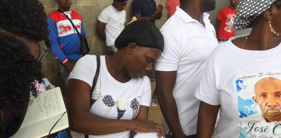 Los haitianos son depurados para determinar si se encuentra viviendo demanera legal en el país.