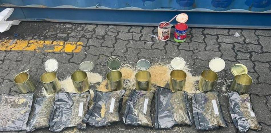 Apresan dos en Santiago y desarticulan red traía drogas en tanques de comida; ocupan 26 paquetes.

Fotos: DNCD