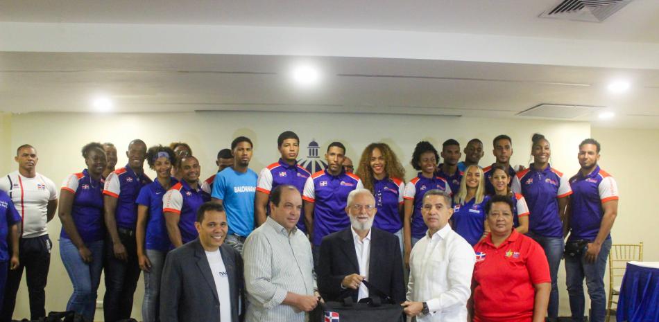 Los viceministros Franklin De la Mota y Kennedy Vargas entregan la indumentaria que utilizarán los atletas dominicanos en los I Juegos Centroamericanos y del Caribe de Mar y Playa.