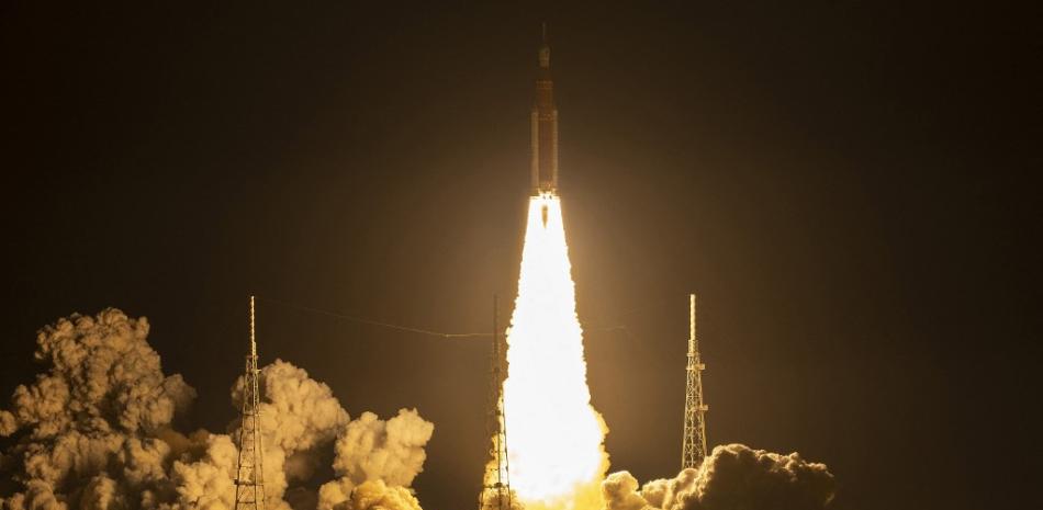 El cohete del Sistema de Lanzamiento Espacial Artemis I (SLS) de la NASA, con la cápsula Orion adjunta, se lanza en el Centro Espacial Kennedy de la NASA el 16 de noviembre de 2022 en Cabo Cañaveral, Florida.
Kevin Dietsch / GETTY IMAGES NORTEAMÉRICA / Getty Images vía AFP