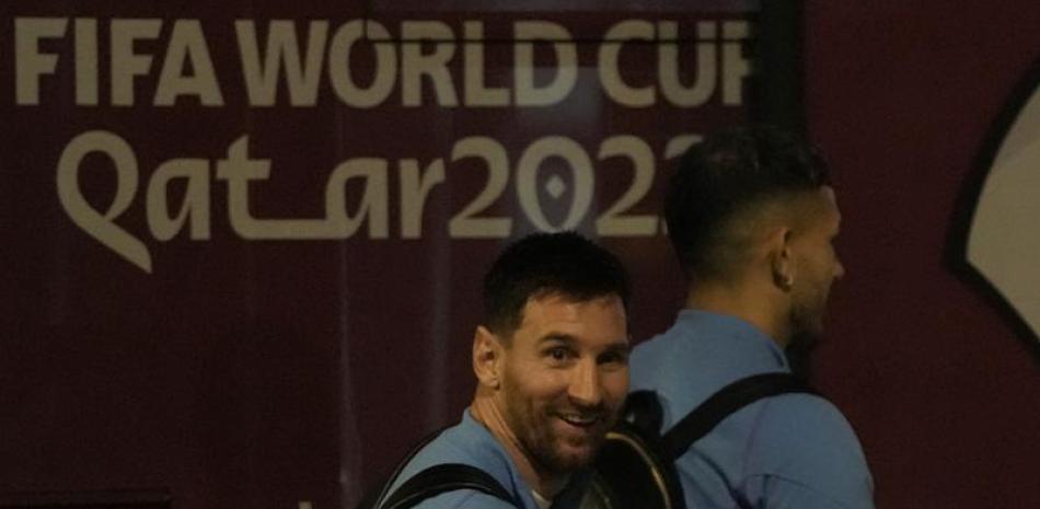 Lionel Messi, el estelar delantero, al momento de la llegada de la selección argentina al Aeropuerto Internacional Hamad, de Catar.