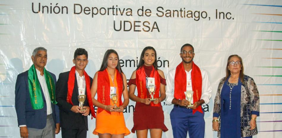 Rosa Santos y Rubén Muñoz junto a los atletas más distinguidos en la disciplina de fútbol, Daniel Fernández, Marcela Zimbrón, Josué Núñez y Jenile Espinal.