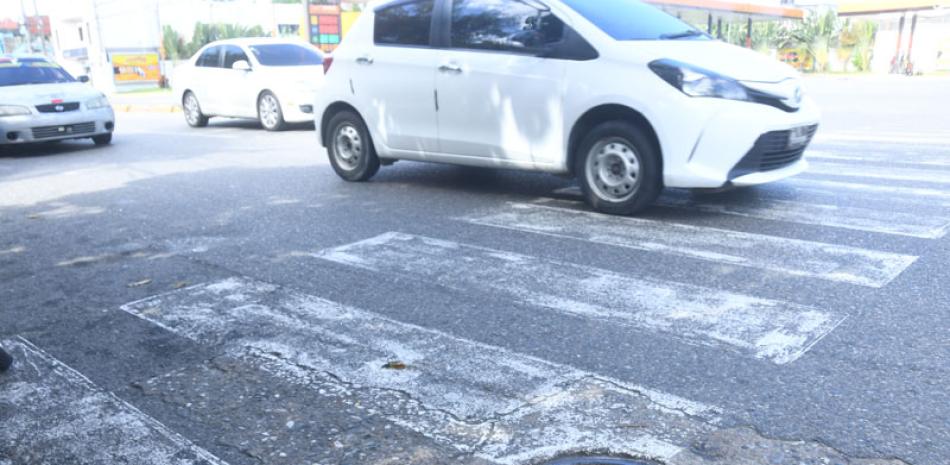 En momento de lluvias, crece el peligro de los hoyos para autos y peatrones. Raúl Asencio