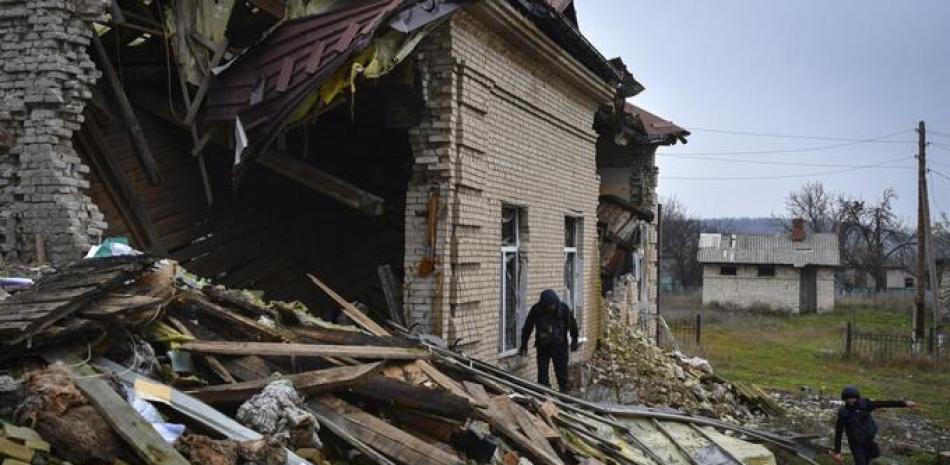 Un zapador ucraniano inspecciona un edificio destruido durante una operación de desminado en una zona residencial en Novoselivka, en la región de Donetsk, Ucrania, el 16 de noviembre de 2022. AP