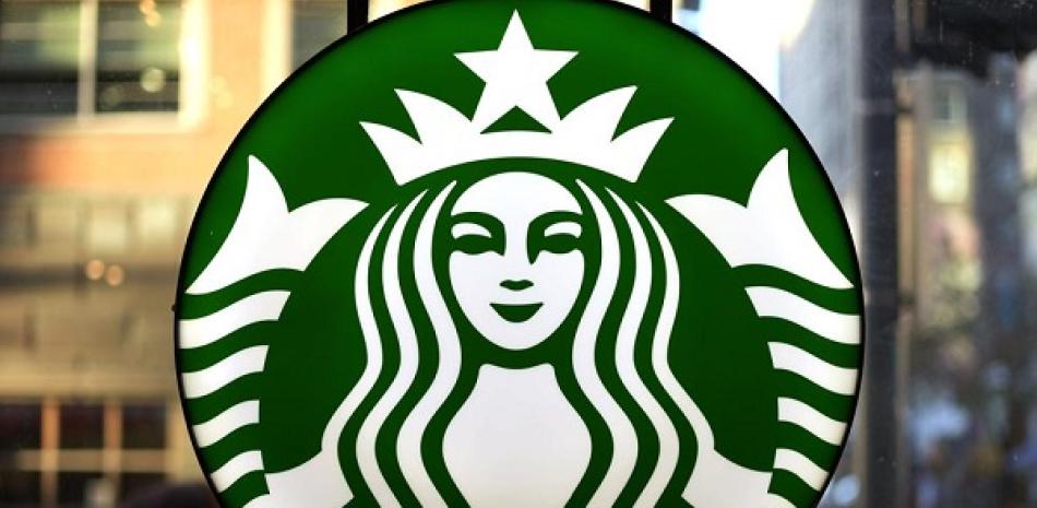 Logotipo de Starbucks visible en la ventana de una de sus sucursales en EEUU. AP