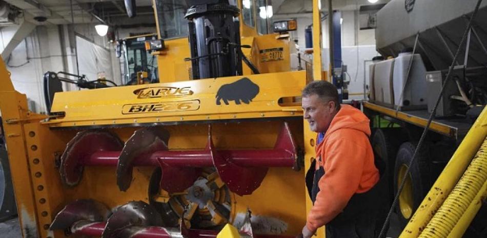 Un trabajador prepara un tractor que despeja nieve, anticipando una tormenta invernal, en Cheektowaga, Nueva York, el 17 de noviembre de 2022. (Derek Gee/The Buffalo News vía AP)