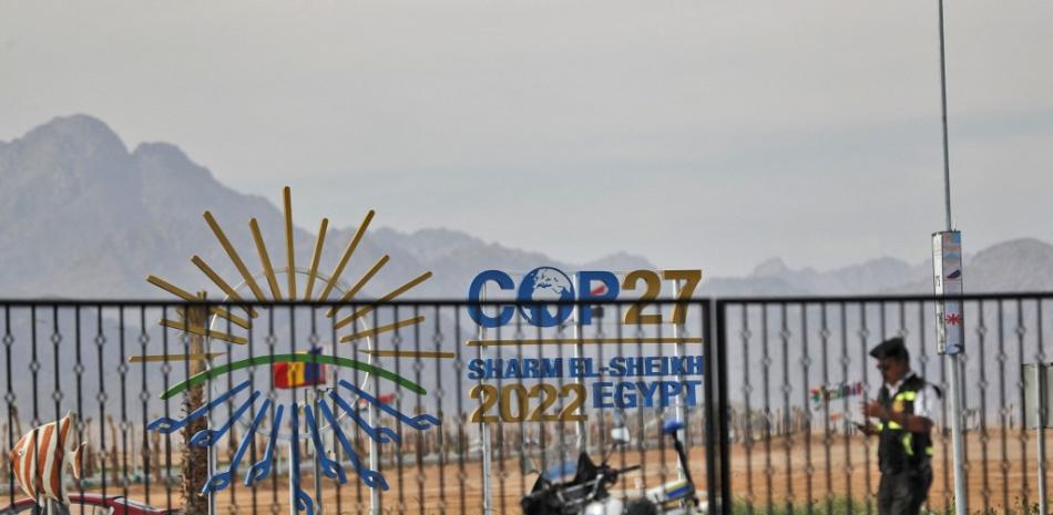 La policía egipcia asegura el Centro Internacional de Convenciones de Sharm el-Sheikh, durante la conferencia climática COP27 en la ciudad turística del Mar Rojo de Egipto, el 17 de noviembre de 2022. Mohamed ABED / AFP