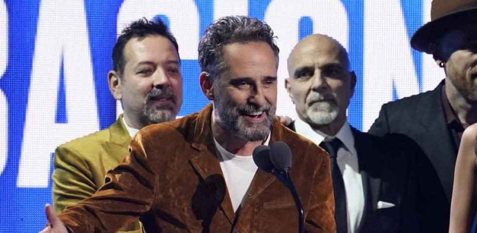 Jorge Drexler recibe el premio a grabación del año por "Tocarte" en la 23a anual del Latin Grammy Awards en la Mandalay Bay Michelob Ultra Arena el jueves 17 de noviembre de 2022, en Las Vegas. (Foto AP/Chris Pizzello)