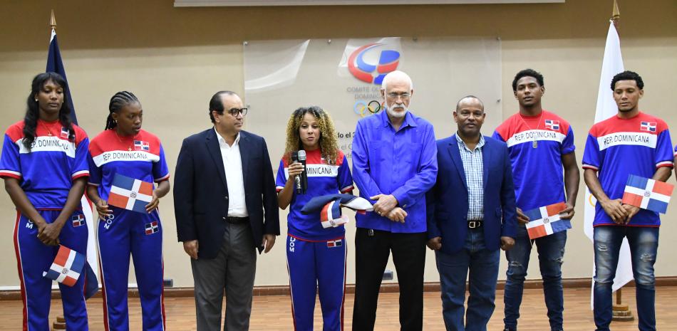 Nancy Peña, abanderada, hace uso de la palabra tras entregarle el lienzo tricolor a la delegación dominicana que va a los Primeros Juegos Centroamericanos y del Caribe de Mar y Playa.