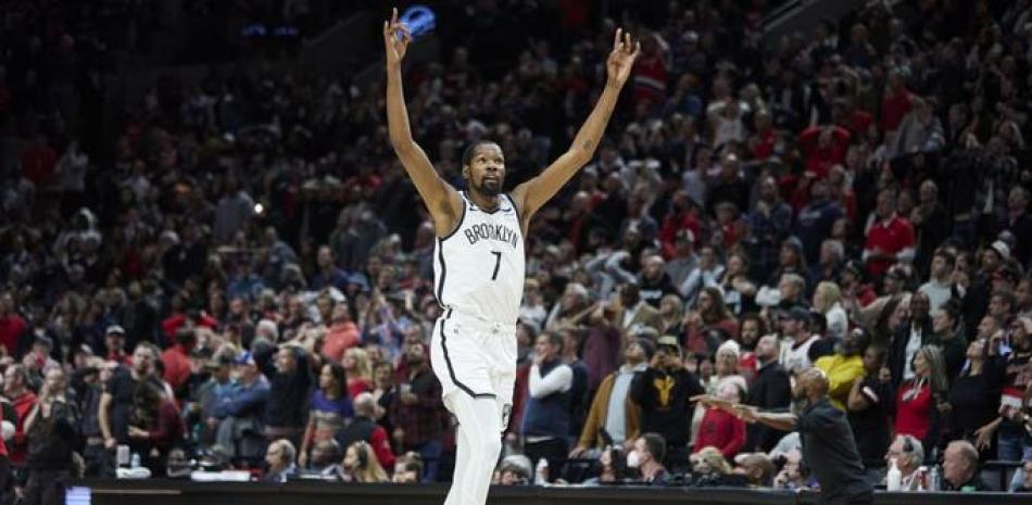 Kevin Durant, de los Nets, reacciona luego de anotar en el partido contra los Trail Blazers de Portland, el jueves por la noche en el baloncesto de la NBA.