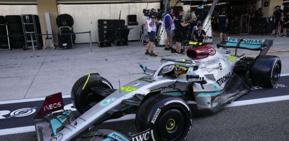 Lewis Hamilton, de Mercedes, aparece durante los primeros ensayos libres para el Gran Premio de Abu Dabi.