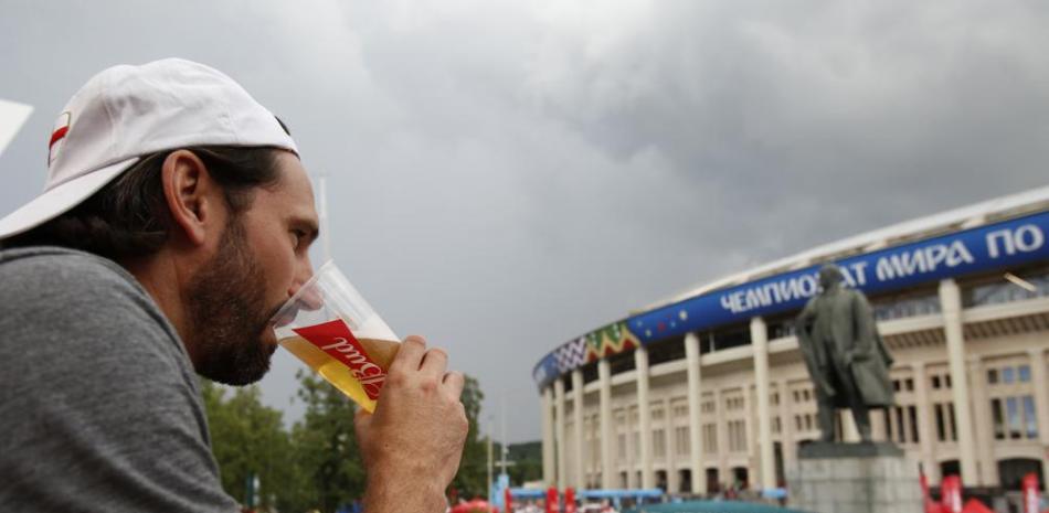 Un fanático toma cerveza fuera de uno de los estadios de Rusia durante el Mundial de Fútbol del 2018.