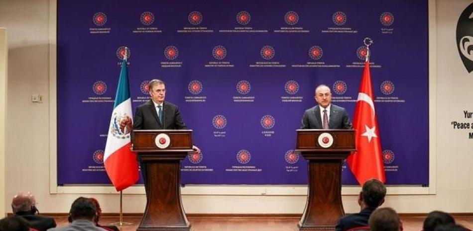 El ministro de Exteriores de México, Marcelo Ebrard Casaubon, y su homólogo turcoo, Mevlut Cavusoglu, en Ankara, Turquía. Foto: Europa Press