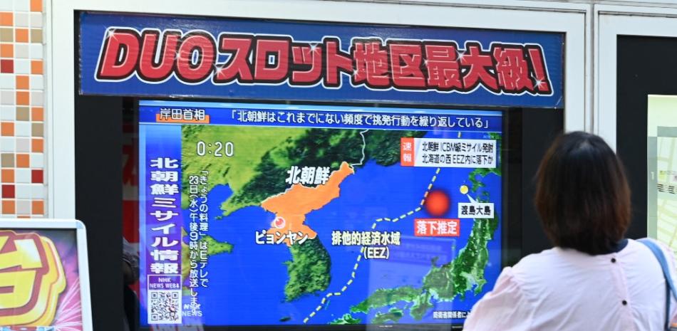 Una mujer mira una transmisión de televisión sobre Corea del Norte en Tokio el 18 de noviembre de 2022, luego de que se anunciara que se creía que un misil norcoreano había fallado en aguas dentro de la zona económica exclusiva (ZEE) del país frente a la región norte de Hokkaido.
Richard A. Brooks/Afp