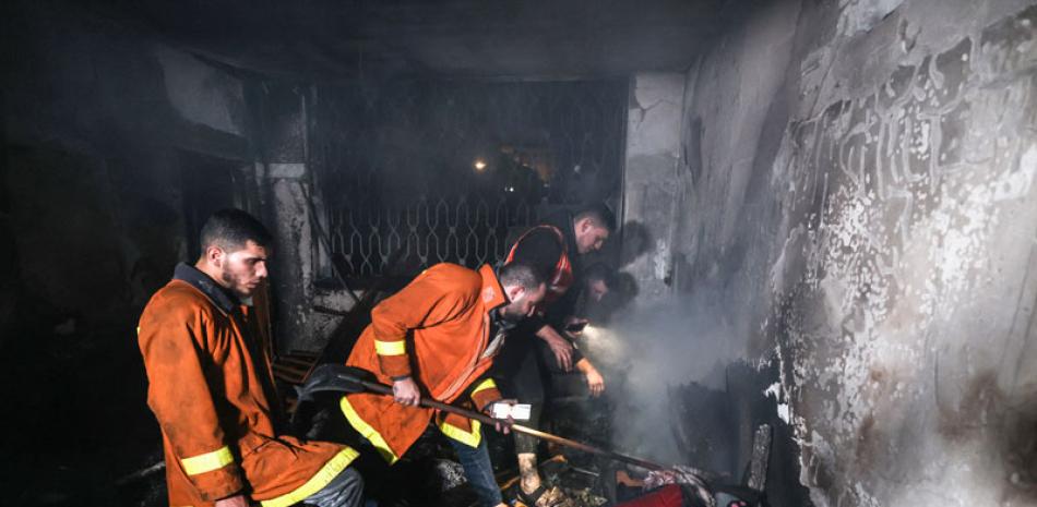Bomberos palestinos extinguen el fuego. AFP