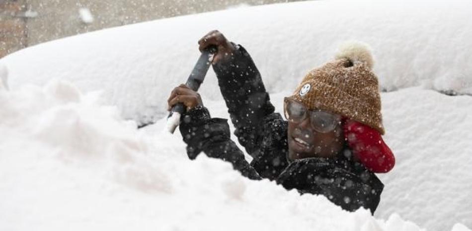 Zaria Black, de Buffalo, quita la nieve de su auto en Buffalo, Nueva York, ayer viernes ap