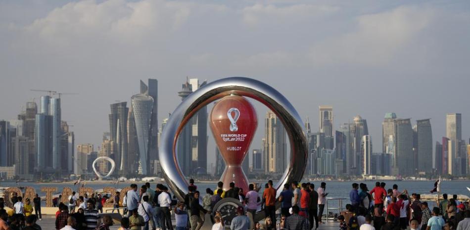 Decenas de fanáticos se aglomeran alrededor del reloj de la Copa Mundial, en Doha, Catar.