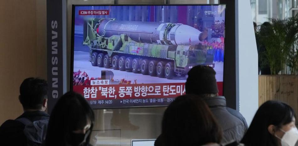 Una pantalla de televisión muestra una imagen de un misil norcoreano en un desfile militar, en la estación de tren de Seúl, Corea del Sur, antier. AP