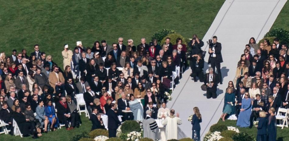 Foto de la boda de la nieta del presidente Joe Biden, Naomi Biden con su novio Peter Neal, en el Jardín Sur de la Casa Blanca en Washington el 19 de noviembre del 2022. (Foto AP/Carolyn Kaster)