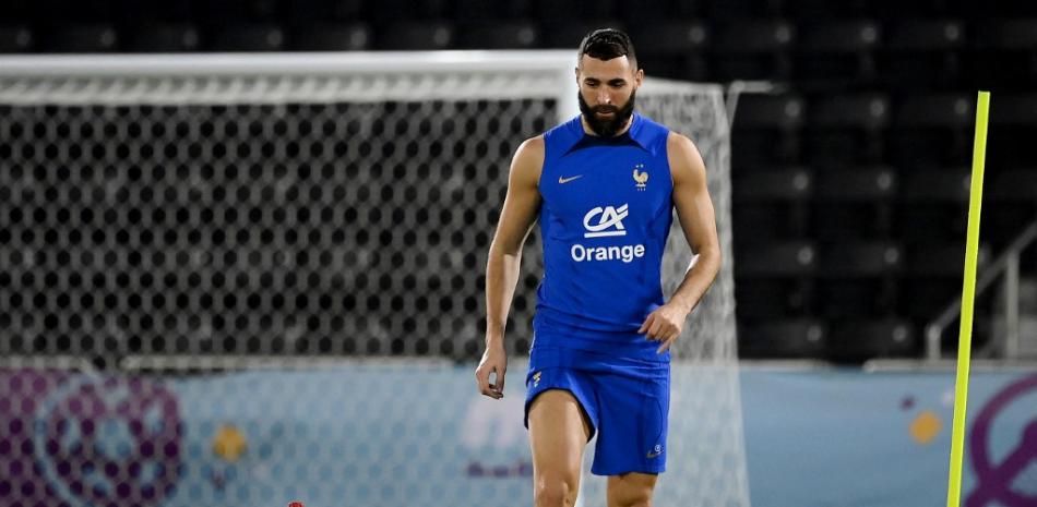 El delantero francés Karim Benzema participa en una sesión de entrenamiento en el Estadio Jassim-bin-Hamad en Doha, antes del torneo de fútbol de la Copa Mundial de Qatar 2022. Karim Benzema salió lesionado de un entrenamiento el 19 de noviembre de 2022.

FRANK FIFE / AFP