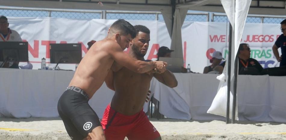 El luchador Wilson Sosa, en medio de su competencia ante el venezolano Ibsen Antonio Aguilar la tarde de este domingo en los I Juegos Centroamericanos y del Caribe de Mar y Playa.