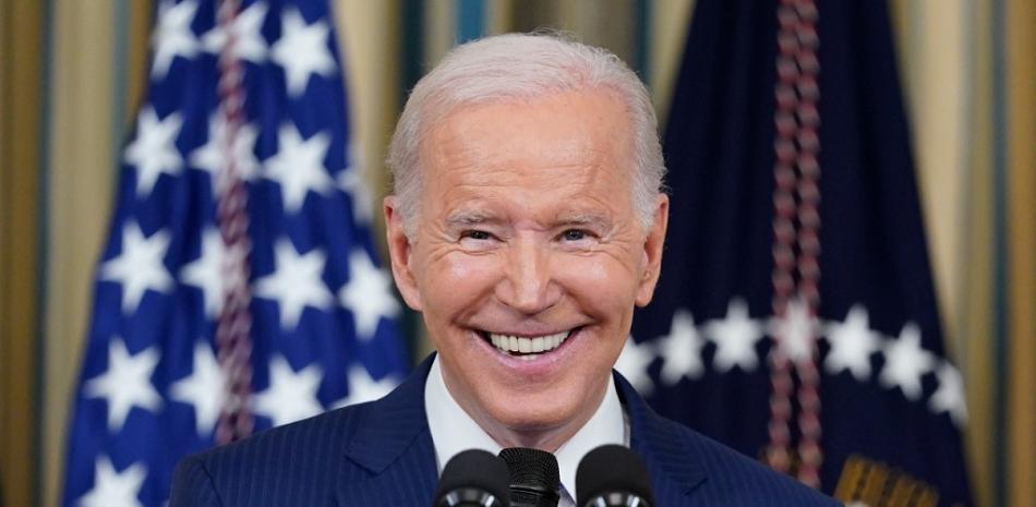 El presidente estadounidense Joe Biden sonríe durante un discurso en la Casa Blanca en Washington el 9 de noviembre del 2022. Biden cumple 80 años el domingo, 20 de noviembre. (AP Foto/Susan Walsh)