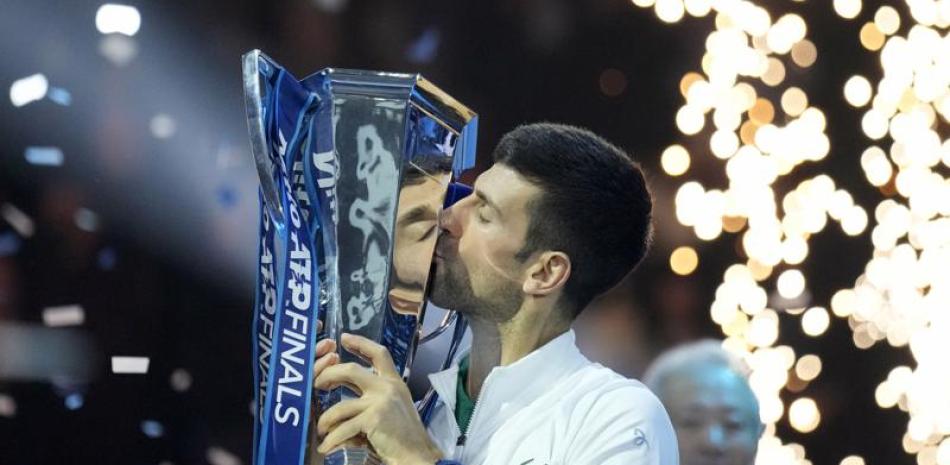 Novak Djokovic junto a la copa de campeón del torneo.