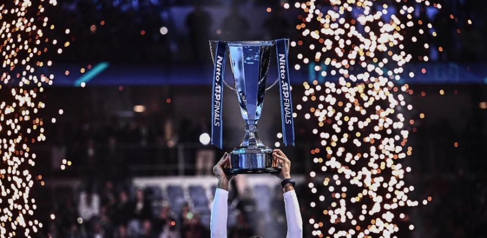 El serbio Novak Djokovic sostiene el trofeo de ganador después de ganar el partido final individual masculino contra el noruego Casper Ruud el 20 de noviembre de 2022 en el torneo de tenis ATP Finals en Turín.
Marco BERTORELLO / AFP