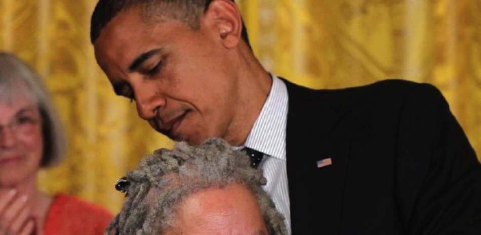 El expresidente Barack Obama impone una condecoración a la escritora Toni Morrison