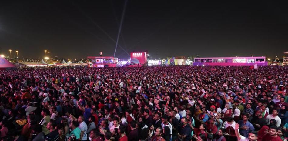 Una multitud de aficionados mira en pantalla gigante el partido inaugural de la Copa del Mundo, entre Qatar y Ecuador, el domingo 20 de noviembre de 2022, en Doha.