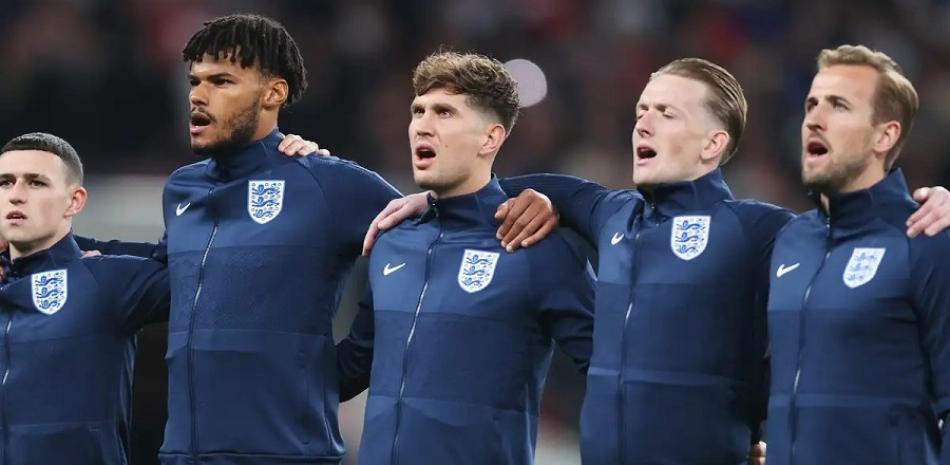 Jugadores de Inglaterra entonando el himno. Foto de archivo.