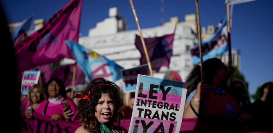 Elizabeth Reinaga, una niña trans, marcha con el Movimiento gay, el sábado 5 de noviembre de 2022. AP