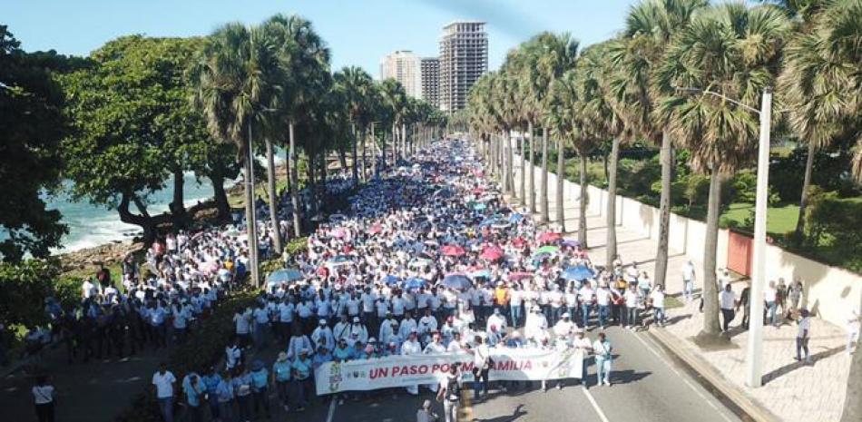 Miles de católicos desfilaron en el malecón de la capital. / Raúl Asencio / Listín Diario.