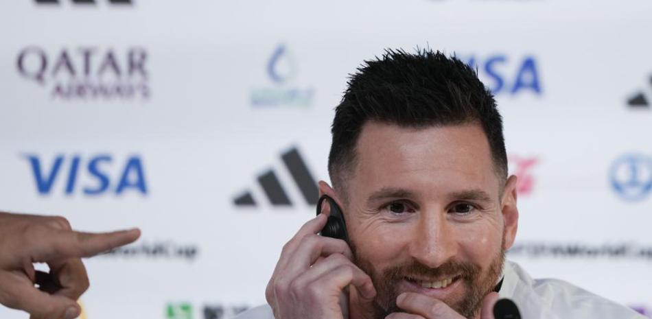 El capitán de Argentina, Lionel Messi, atiende una conferencia de prensa en la víspera del debut ante Arabia Saudí por el Grupo C del Mundial.
