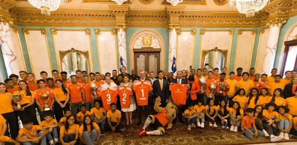 El presidente Luis Abinader figura junto a jugadores y directivos de los  4 equipos campeones de Cibao FC, en la ceremonia de Palacio Nacional este lunes.