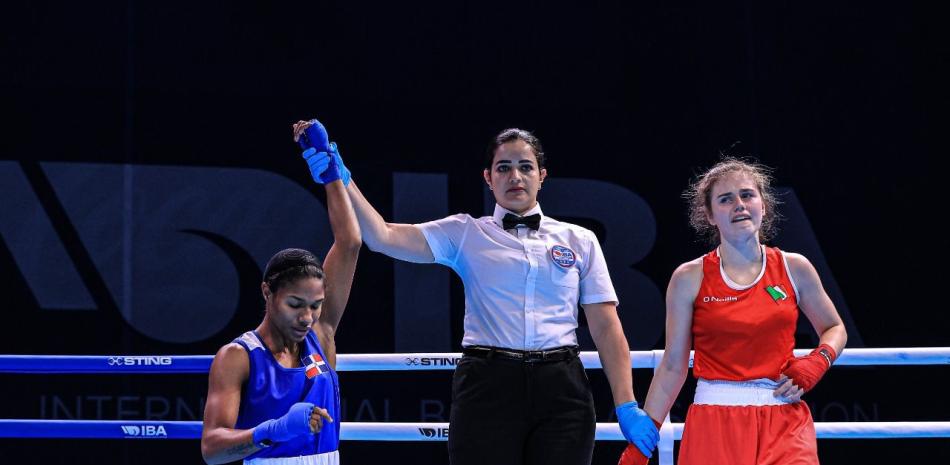 La dominicana Novoanny Núñez al momento de ser declarada ganadora de su combate ante la turca Isik Filiz.