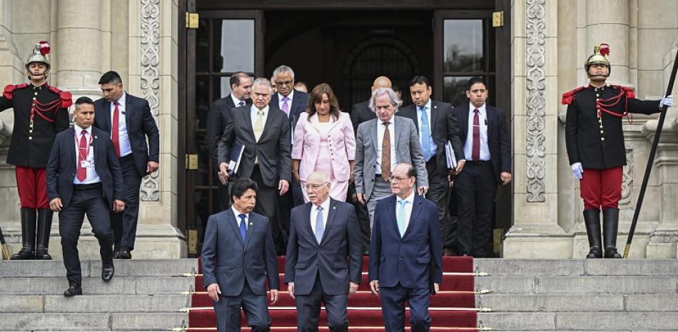 El presidente peruano, Pedro Castillo (izquierda), habla con Eladio Loizaga, representante de la secretaría general de la OEA (centro), y el ministro de Relaciones Exteriores de Perú, César Landa (derecha), después de una reunión en el Palacio de Gobierno de Lima el 21 de noviembre de 2022. Foto de AFP