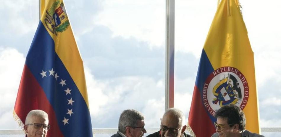 Pablo Beltrán, representante de la guerrilla colombiana Ejército de Liberación Nacional (ELN), segundo por la izquierda, estrecha la mano con Iván Danilo Rueda, alto comisionado para la paz de parte del Gobierno colombiano. AP