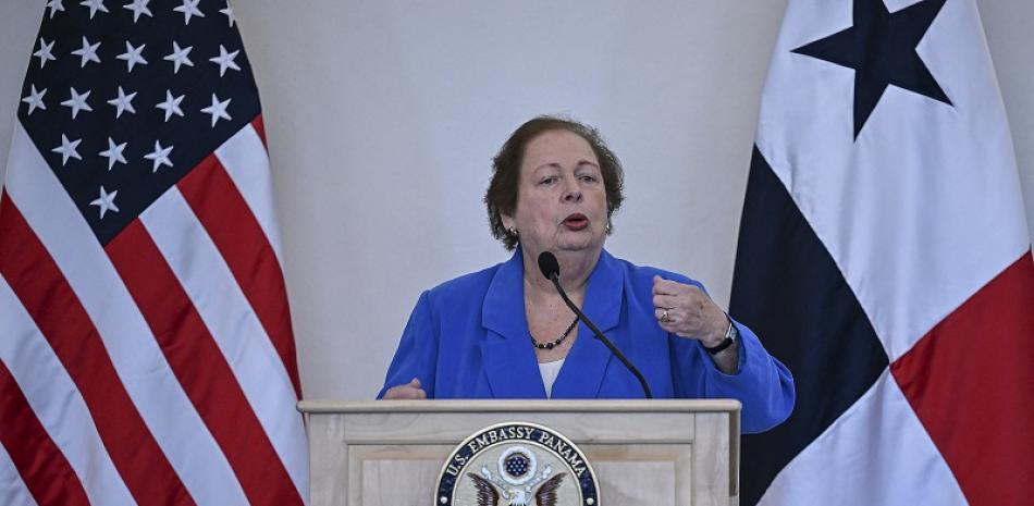 La embajadora de EE. UU. en Panamá, Mari Carmen Aponte, habla durante una conferencia de prensa en la Ciudad de Panamá el 22 de noviembre de 2022. Foto de AFP
