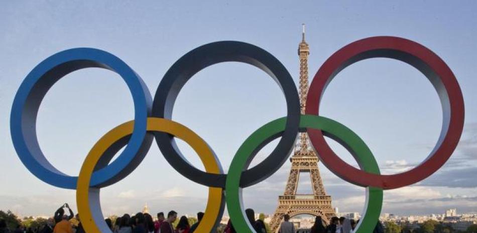 La foto muestra los aros olímpicos cerca de la plaza Trocadero y de la Torre Eiffel en París.