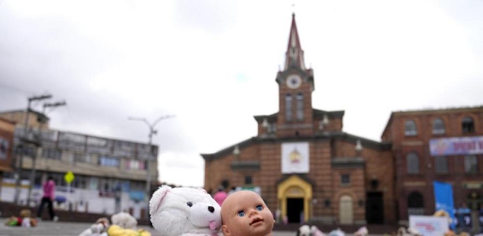 Juguetes yacen tendidos en la Plaza Veinte de Julio en protesta contra el abuso infantil en Bogotá, Colombia, el martes 22 de noviembre de 2022. (AP Foto/Fernando Vergara)