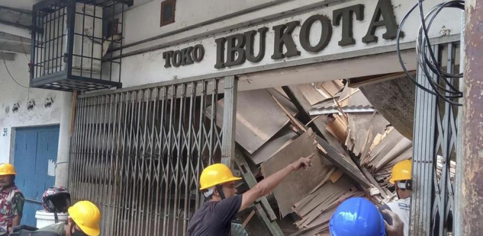 Trabajadores inspeccionan una tienda dañada durante un sismo en Cianjur, Java Occidental Indonesia.  AP