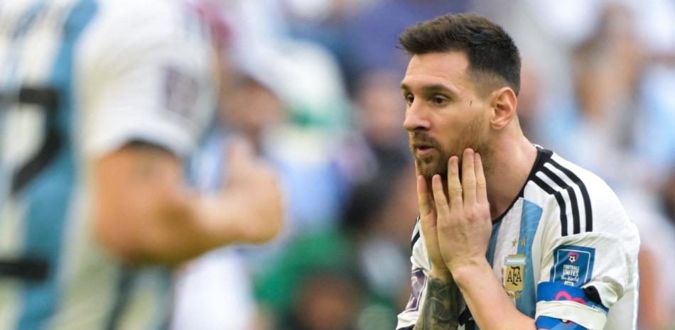 El delantero argentino #10 Lionel Messi reacciona durante el partido de fútbol del Grupo C de la Copa Mundial Qatar 2022 entre Argentina y Arabia Saudita en el Estadio Lusail en Lusail, al norte de Doha, el 22 de noviembre de 2022.
JUAN MABROMATA / AFP