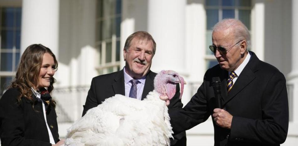 El presidente Joe Biden simbólicamente perdona a un pavo en la Casa Blanca en Washington, ayer. AP