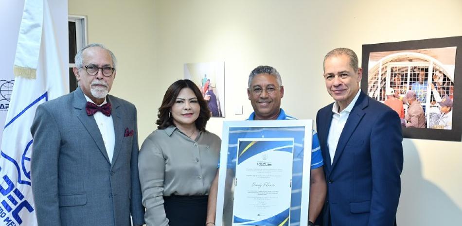 Carlos Sangiovanni, Sonia Mordán, Danny Polanco (ganador segundo lugar) y Fernando Langa