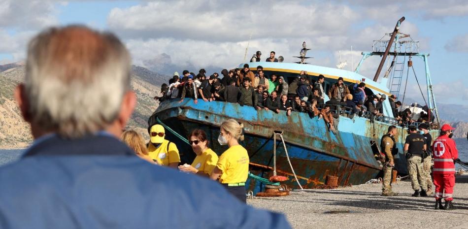 Refugiados y migrantes rescatados a bordo de un bote en la ciudad de Paleochora, en el suroeste de la isla de Creta, el 22 de noviembre de 2022, luego de una operación de rescate. AFP.